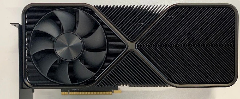 Первое фото GeForce RTX 3090 — она здоровенная
