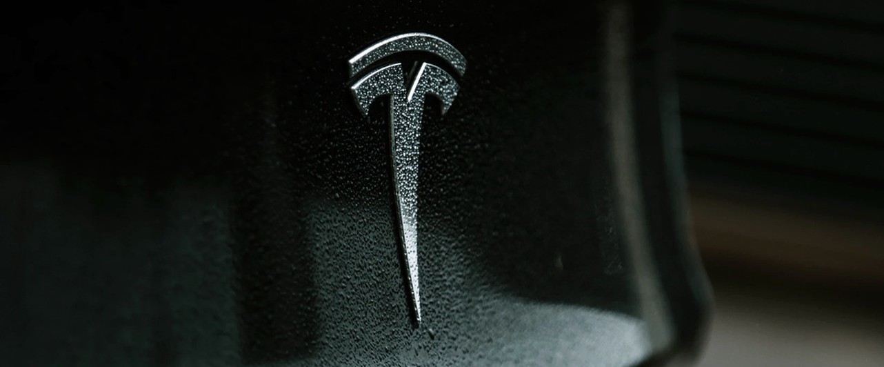Tesla обучили песне про ведьмака и монету