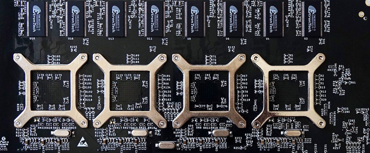 Энтузиаст собрал видеокарту 3dfx с четырьмя GPU