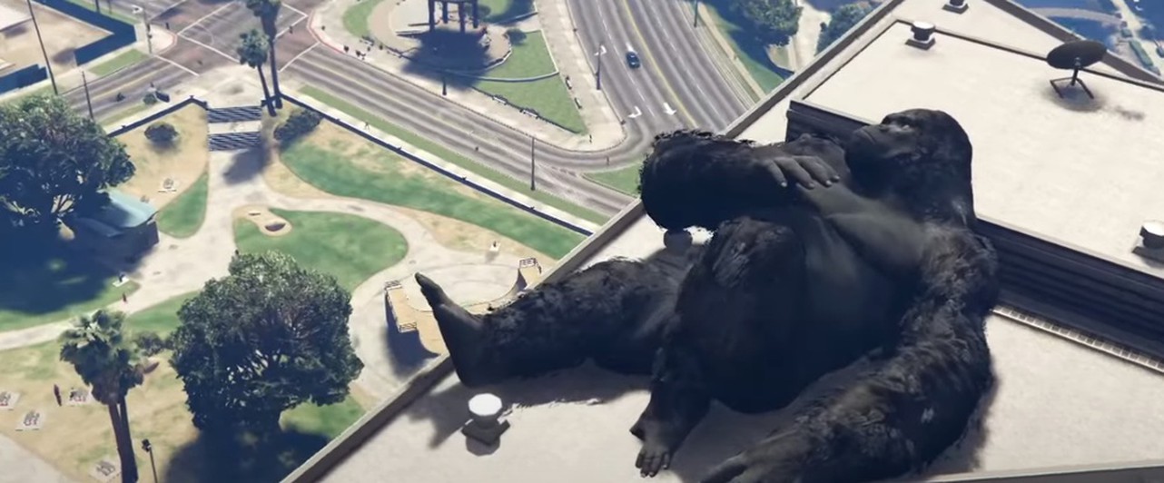Для GTA 5 сделали мод с Кинг-Конгом: он дерется поездами и спит где попало