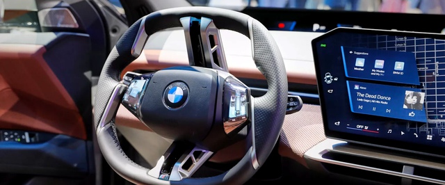 BMW незаметно показала новый логотип