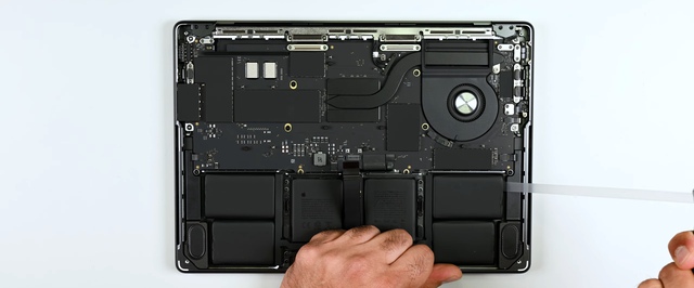 Поменять батарею нелегко: что внутри у нового MacBook Pro M5