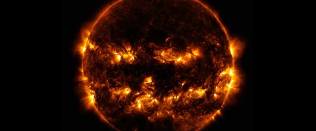 Солнце «улыбнулось» жутковатым лицом на Хэллоуин