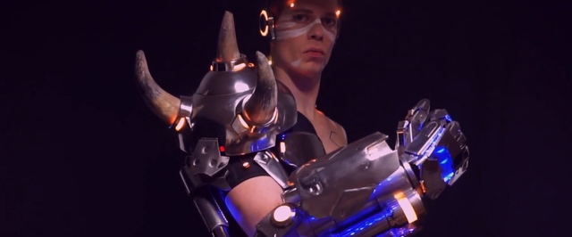 Косплеер создал частично функциональную перчатку Кулака Смерти из Overwatch