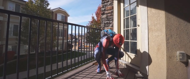 Каскадер повторил трюки из Spider-Man в костюме Человека-паука