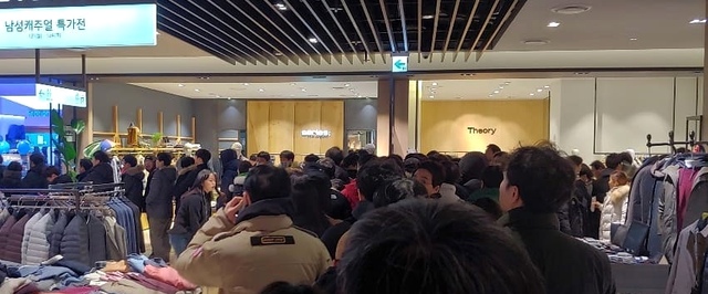 В Южной Корее подешевела PlayStation 4, магазины заполнили сотни корейцев — посмотрите на фотографии