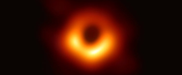 Взгляните на первое изображение черной дыры