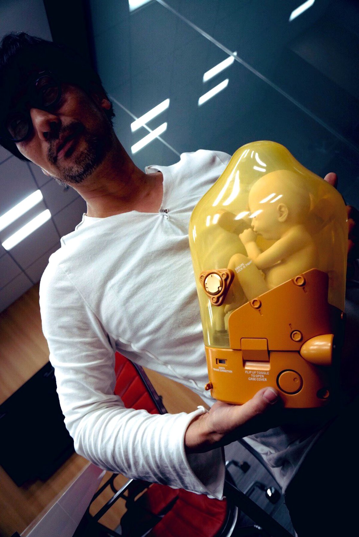 Kojima умный дом. Кодзима Death Stranding. Хидео Кодзима Death Stranding. Хидео Кодзима и Илон Маск.