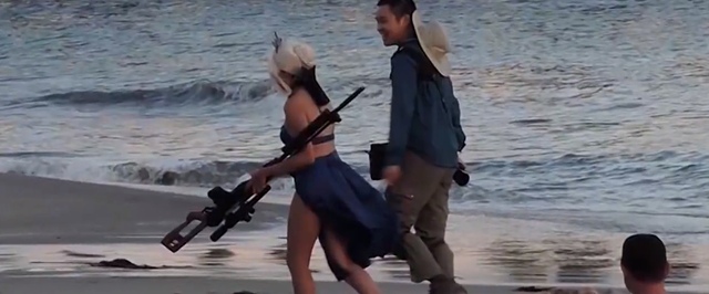В США раскритиковали косплеершу, пришедшую на пляж с винтовкой