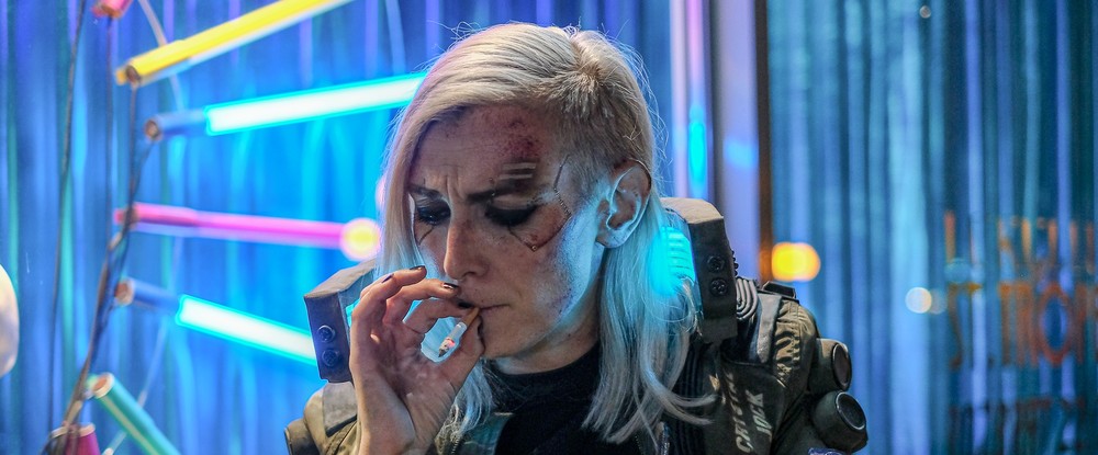 Курящий киберпанк: косплей женской версии Ви из трейлера Cyberpunk 2077