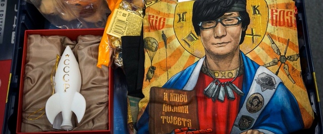 Российский фанат подарил Кодзиме Чебурашку и подушку с его ликом
