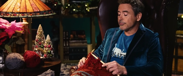 В праздничном ролике «Доктора Дулиттла» Роберт Дауни-младший вяжет рождественский свитер