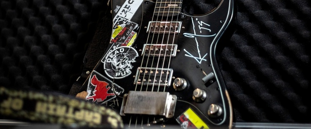 За работу в CD Projekt RED дарят гитары — одна с автографом Киану Ривза