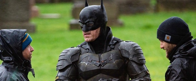 Бэтмен появился на съемках в костюме и упал с мотоцикла
