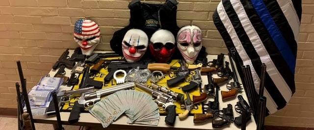 В бандитском тайнике нашли оружие, деньги — и маски из Payday