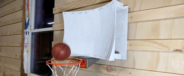 С помощью математического моделирования инженер создал баскетбольный щит, отбивающий все мячи в корзину