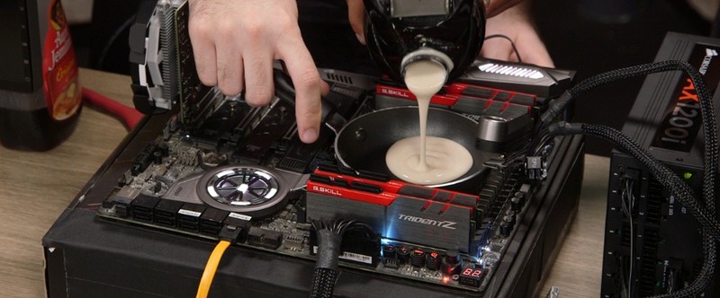 AMD 10 месяцев подряд отнимает у Intel долю рынка