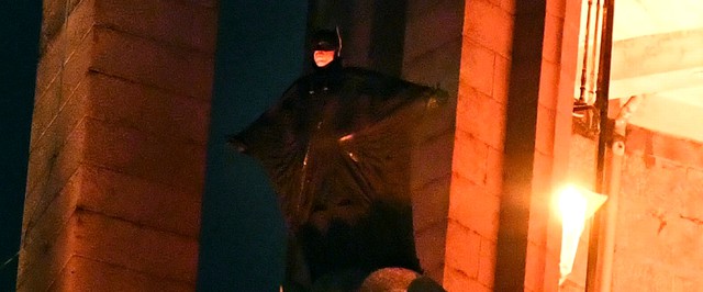 Фото: Бэтмен в вингсьюте на съемочной площадке «Бэтмена»