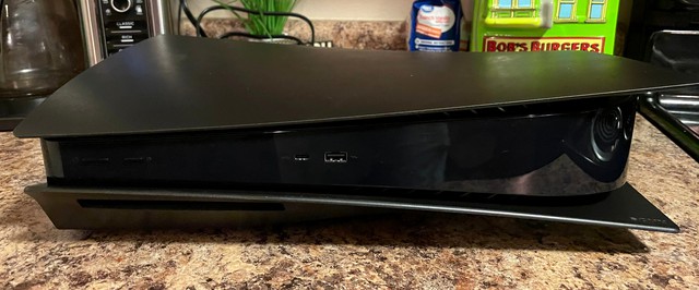 Фото: черная PlayStation 5 домашнего изготовления
