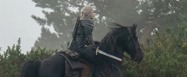 Фото: Геральт-кавалерист с безопасным мечом на съемках «Ведьмака»