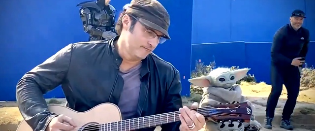 Видео: Роберт Родригез играет для «маленького Йоды»