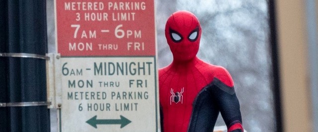 Фото: Том Холланд в новом костюме на съемках «Человека-паука 3»