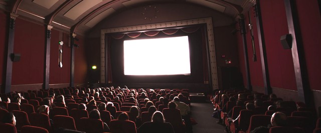 Кинотеатры начали сдавать залы игрокам: те подключают консоли к огромным экранам и играют