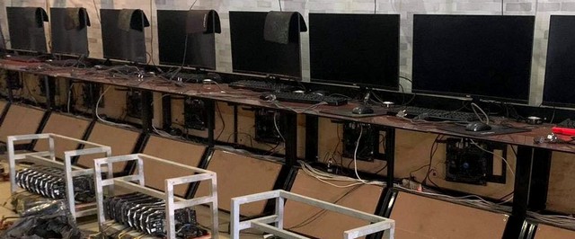 Фото: интернет-кафе, ставшее майнинг-фермой