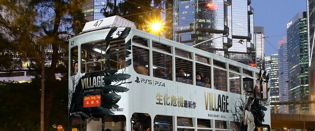 Фото: двухэтажные гонконгские трамваи в стиле Resident Evil Village