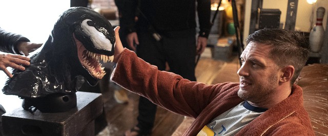 Фото: Том Харди гладит Венома на съемках «Венома 2»