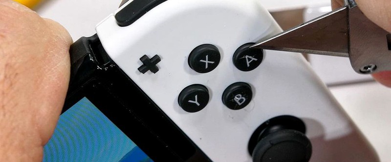 Nintendo Switch OLED испытали ножом и монетками: защитное стекло лучше наклеить