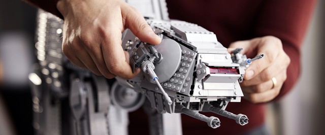 LEGO выпустит модель шагохода AT-AT размером с собаку