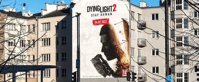 Фото: баннер Dying Light 2 в Варшаве, меняющийся в темноте