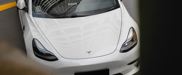 Tesla перестала прикладывать к электромобилям кабель для зарядки