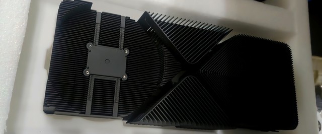 Слух: первый взгляд на GeForce RTX 4090 и ее систему охлаждения — она очень большая