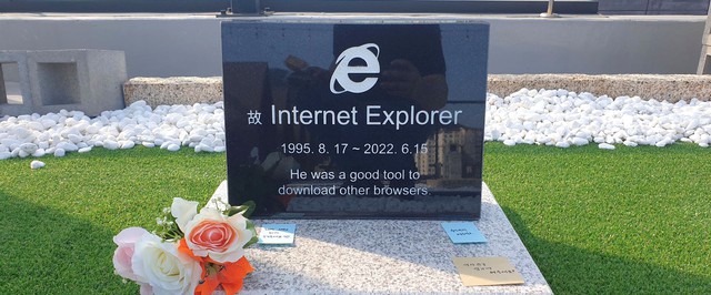 В Корее появилось надгробие Internet Explorer: его поставил программист, годами мучившийся с браузером