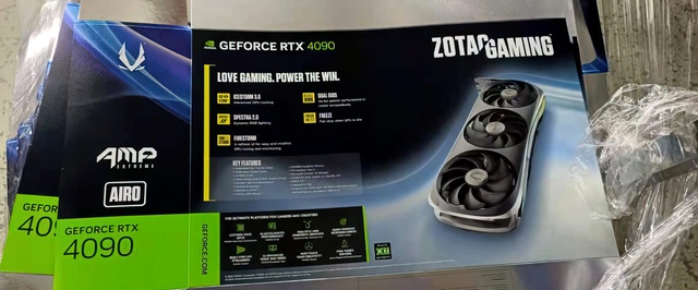 Фото: огромная GeForce RTX 4090 от Zotac