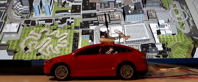 По картонной копии города из GTA Vice City проехались на маленькой Tesla: видео