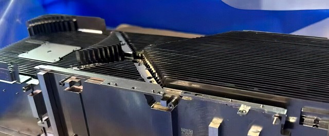 Фото: огромный 4-слотовый радиатор якобы от GeForce RTX 40 с энергопотреблением 900 Вт