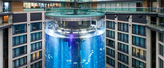 Лопнул самый большой цилиндрический аквариум в мире