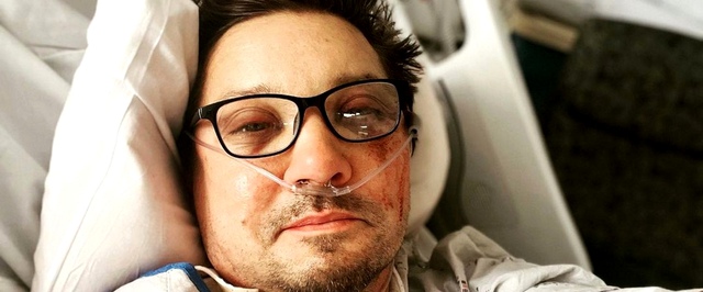 Джереми Реннер показал фото из больницы, в полиции объяснили, как пострадал актер