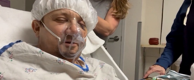 Джереми Реннер выложил видео из больницы: у актера «день СПА»