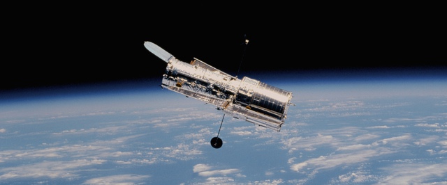 На фотографии «Хаббла» заметили «фотобомбу» пролетавшего астероида