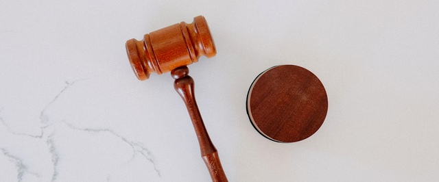 ИИ-адвоката не отправят в суд: его создателю пригрозили реальные юристы