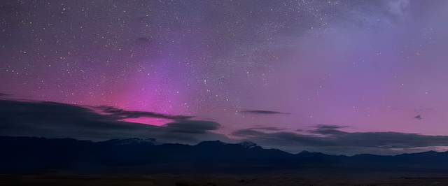 Фиолетовое северное сияние в Долине Смерти: фото