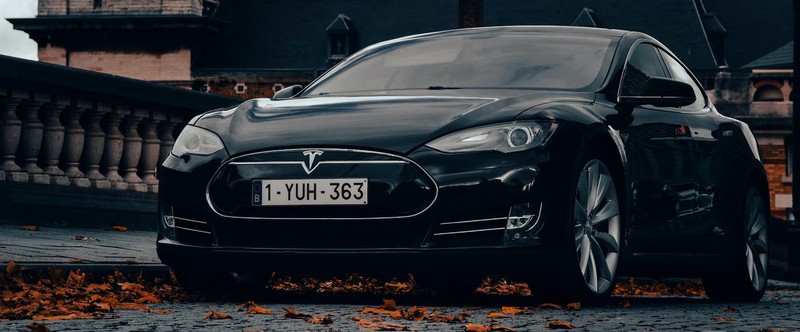 Илон Маск пообещал почти автономную Tesla. Владельцы сомневаются
