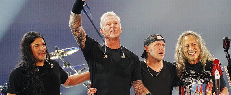 Metallica продает так много пластинок, что купила завод