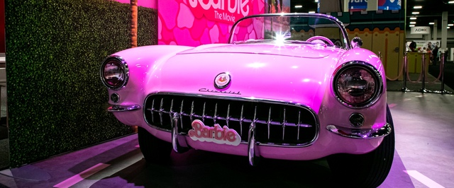 Розовый барбимобиль из «Барби»: фото