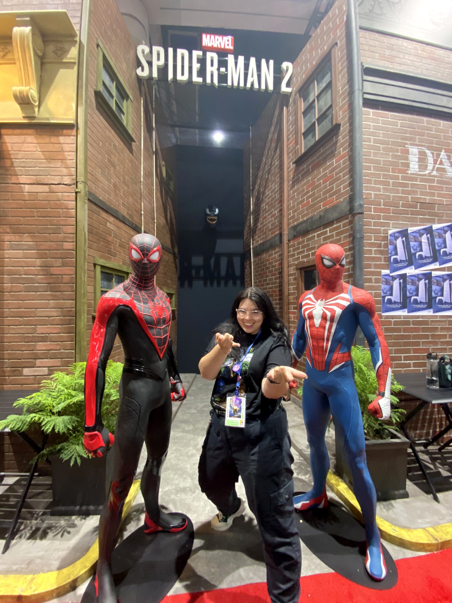 SpiderMan 2 на ComicCon фото с головой Венома и Пауками