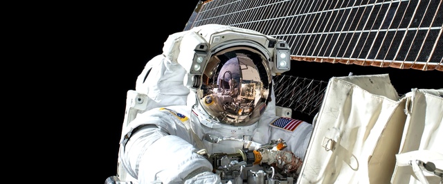 Космонавты играют в «космический дартс»: видео